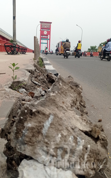 Trotoar Jembatan Ampera Rusak