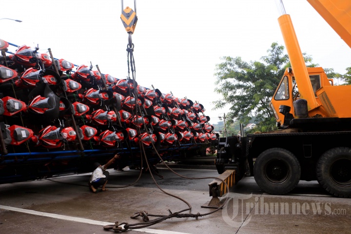 Truk Bermuatan Motor Honda CBR Terguling di Semarang