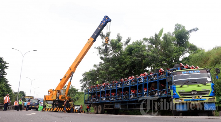 Truk Bermuatan Motor CBR Honda Terguling di Semarang