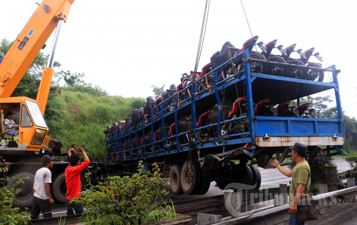 Truk Bermuatan Motor CBR Honda Terguling di Semarang