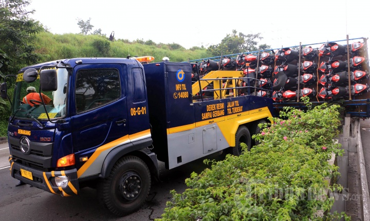 Truk Bermuatan Motor CBR Honda Terguling di Semarang