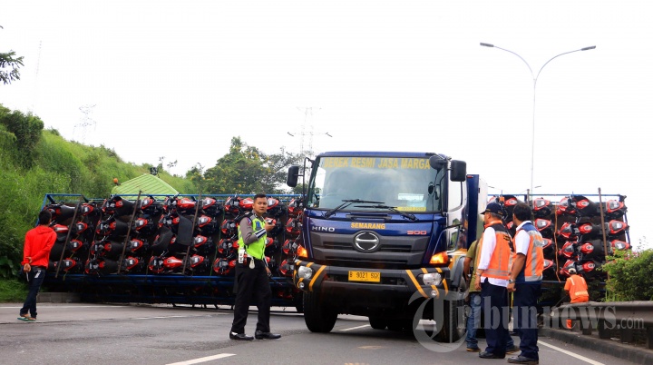 Truk Bermuatan Motor CBR Honda Terguling di Semarang