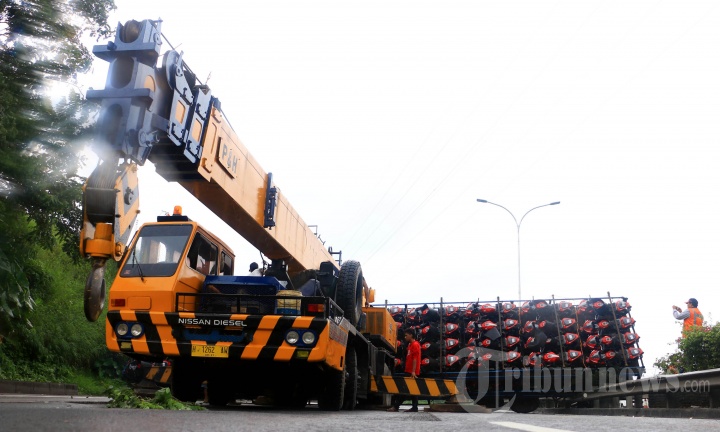Truk Bermuatan Motor CBR Honda Terguling di Semarang