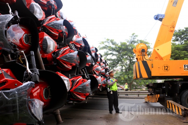 Truk Bermuatan Motor CBR Honda Terguling di Semarang