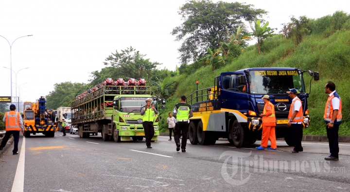 Truk Bermuatan Motor CBR Honda Terguling di Semarang