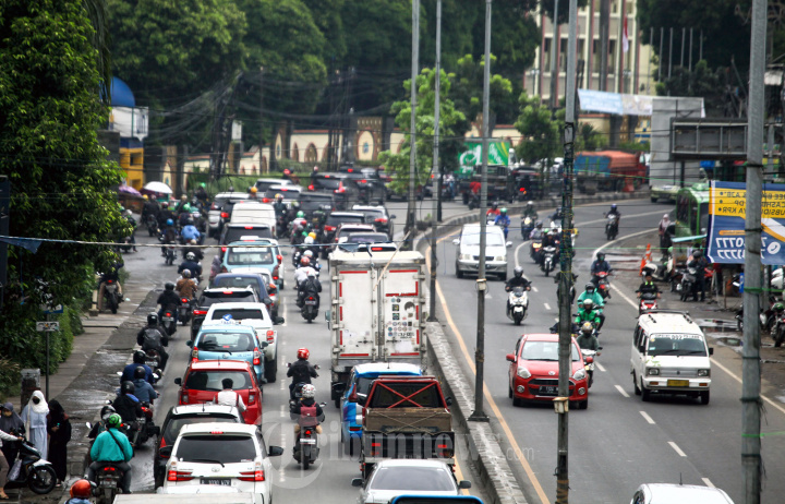 Truk Mogok Mengakibatkan Kemacetan Panjang di Ciputat