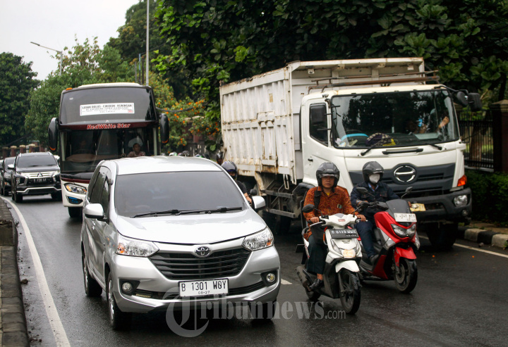 Truk Mogok Mengakibatkan Kemacetan Panjang di Ciputat