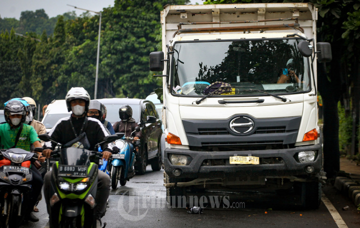Truk Mogok Mengakibatkan Kemacetan Panjang di Ciputat