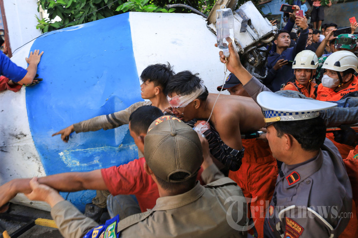 Truk Molen Timpa Rumah Warga di Batam
