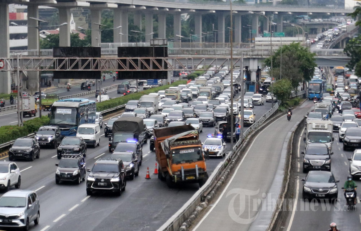 Truk Pengangkut Pasir Rusak Membuat Kemacetan Panjang