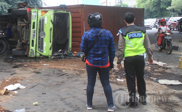 Truk Terguling di Pertigaan Tomang