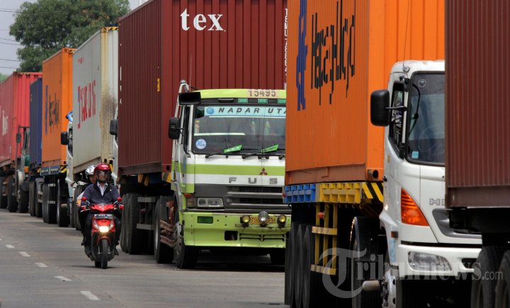 Truk Tronton Tak Dapat Melintasi Banjir