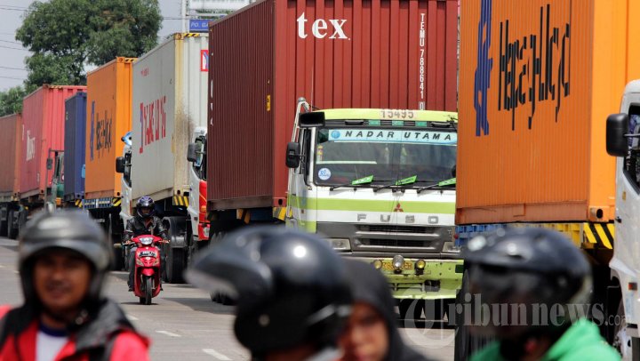 Truk Tronton Tak Dapat Melintasi Banjir