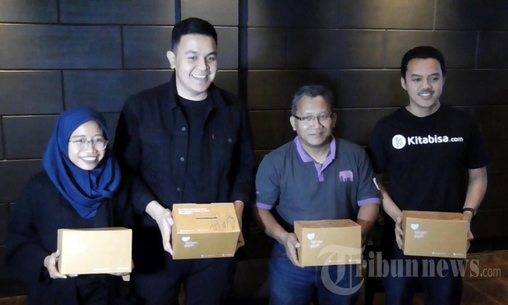 Penyanyi Tulus kampanyekan jangan bunuh gajah dalam jumpa pers di restoran Kembang Goela, Jalan Jenderal Sudirman, Jakarta Pusat, Kamis (19/10/2017). 