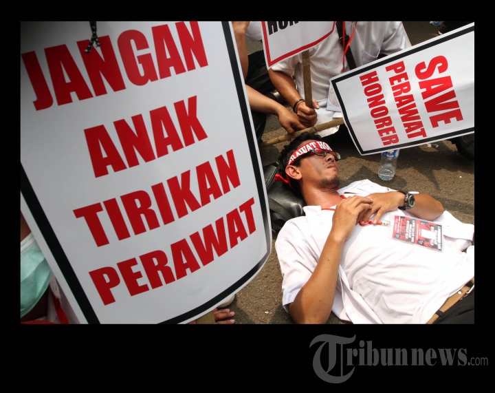 Tuntut Kesetaraan Nasib Perawat Honorer Demo di Gedung DPR