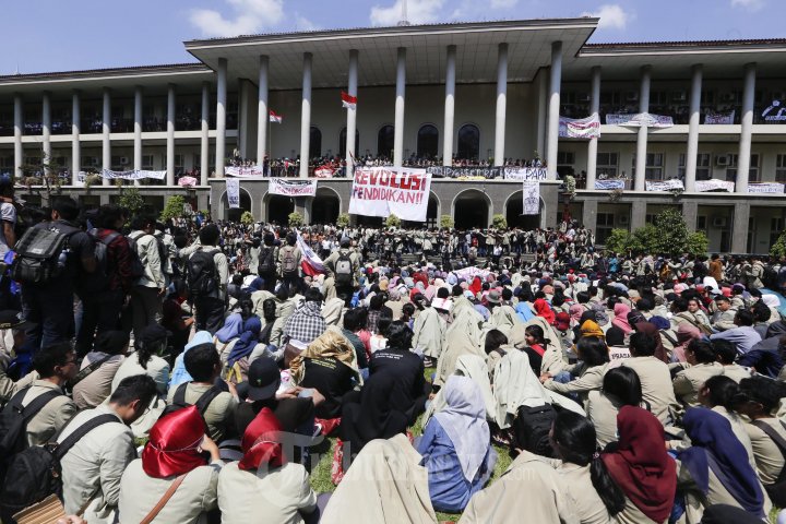 Uang Kuliah Naik Mahasiswa UGM Demo