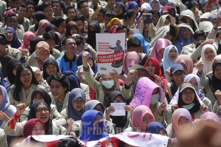 Uang Kuliah Naik Mahasiswa UGM Demo