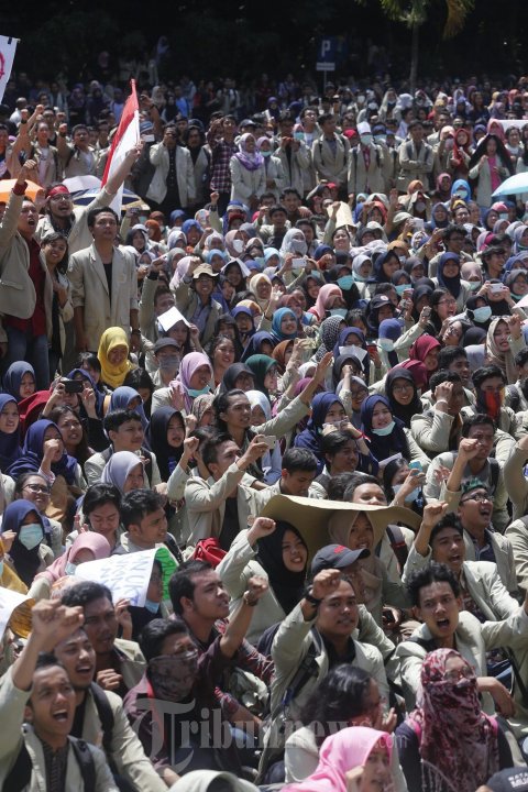 Uang Kuliah Naik Mahasiswa UGM Demo