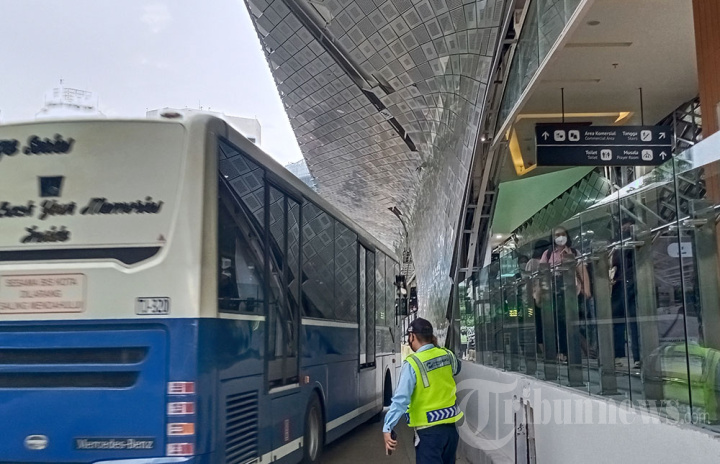 Uji Coba Busway TransJakarta di Halte Bundaran HI