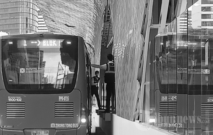 Uji Coba Busway TransJakarta di Halte Bundaran HI