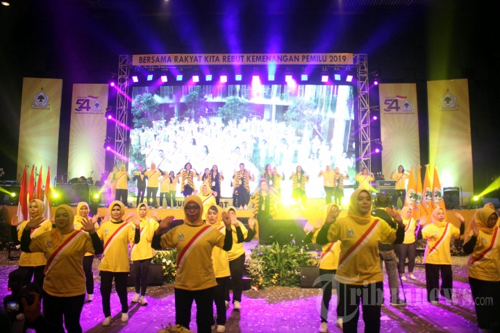 Kader partai merayakan HUT Ke-54 Partai Golkar di JI Expo, Kemayoran, Jakarta, Minggu (21/10/2018). HUT ke-54 Partai Golkar dihadiri ribuan kader partai dan pimpinan partai koalisi Indonesia Kerja.