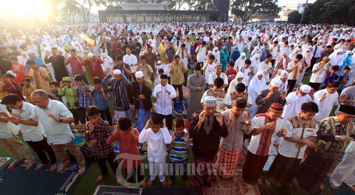 Umas Islam Shalat Ied di Taman Alun-Alun Bandung