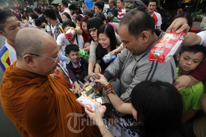 Umat Budha Lakukan Prosesi Pindapata