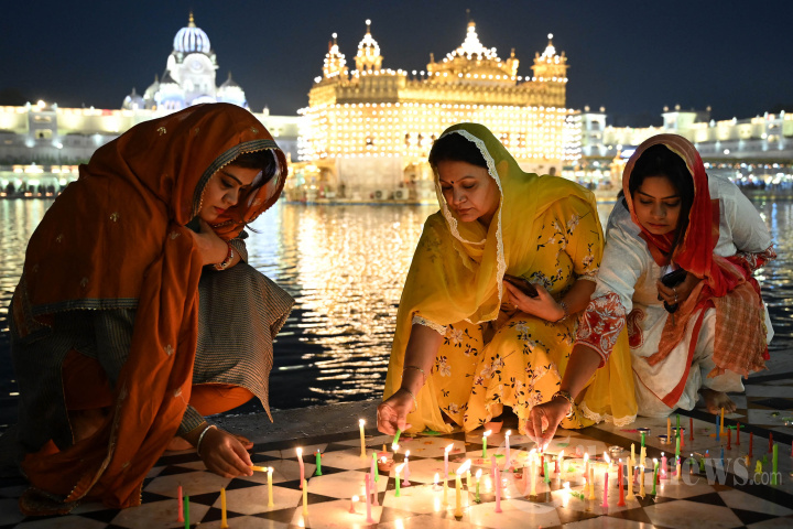 Umat Hindu India Rayakan Diwali