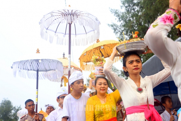 Umat Hindu Lakukan Upacara Melasti
