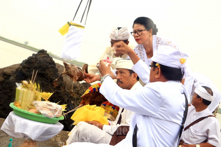 Umat Hindu Lakukan Upacara Melasti