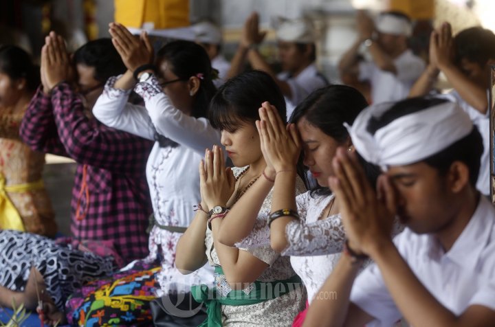  Sejumlah Umat Hindu melakukan sembahyang saat Hari Raya Galungan di Pura Jagatnata, Plumbon, Banguntapan, Bantul,DI Yogyakarta, Rabu (7/9/2016).