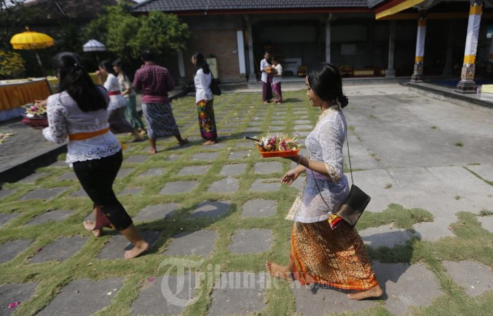 Sejumlah Umat Hindu membawa sesaji saat akan melakukan sembahyang saat Hari Raya Galungan di Pura Jagatnata, Plumbon, Banguntapan, Bantul,DI Yogyakarta, Rabu (7/9/2016).