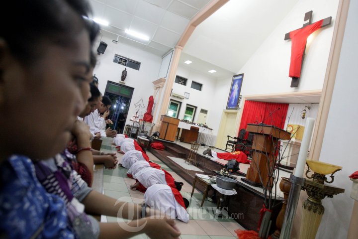 Umat Katholik di Makassar Lakukan Perayaan Misa Paskah