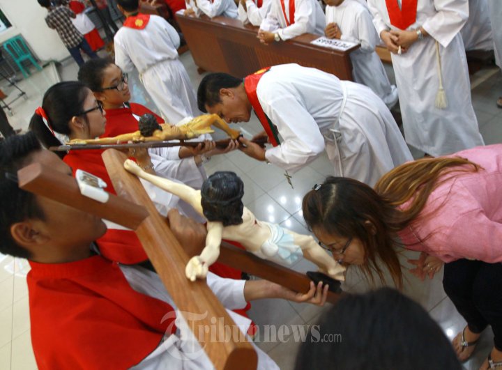 Umat Katholik Pontianak Lakukan Perayaan Misa Paskah