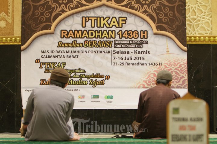 Umat Muslim Itikaf di Masjid Raya Mujahidin Pontianak