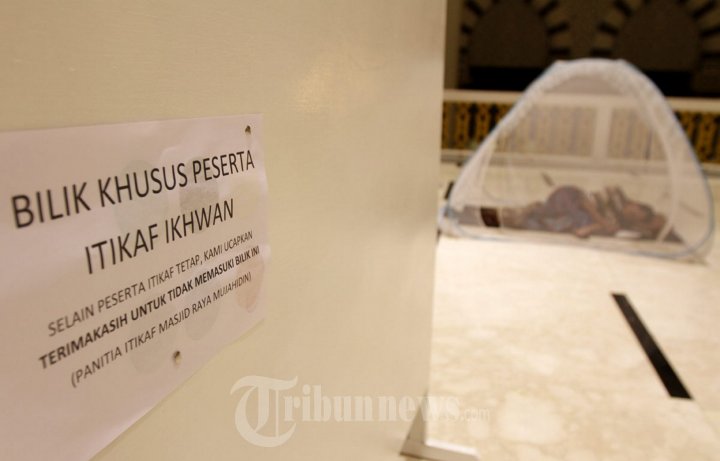 Umat Muslim Itikaf di Masjid Raya Mujahidin Pontianak