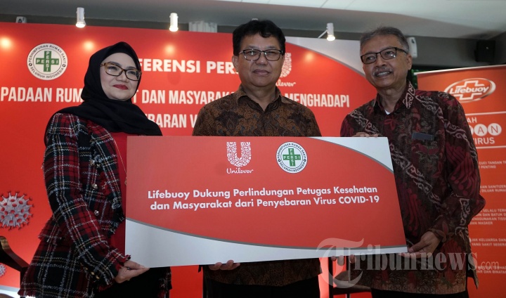 Unilever Serahkan Dukungan Sabun Cuci Tangan