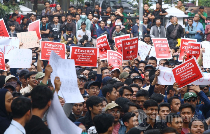 Ribuan mahasiswa dan pelajar menggelar aksi unjuk rasa di depan Gedung DPRD Provinsi Jawa Barat, Jalan Diponegoro, Kota Bandung, Jawa Barat, Selasa (24/9/2019). Aksi unjuk rasa menolak pengesahan UU KPK dan RKUHP oleh DPR RI di hari kedua itu kembali berujung ricuh dengan polisi. 