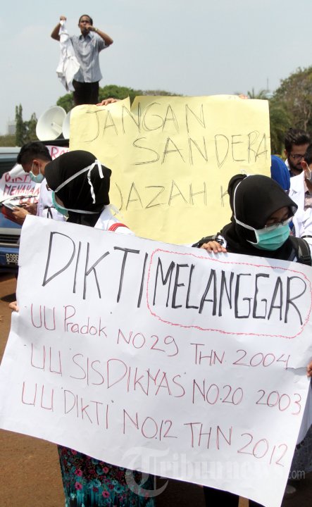 Unjuk Rasa Pergerakan Dokter Muda Indonesia