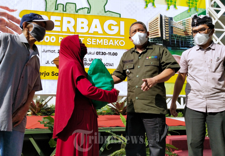 Unpar dan IKA Unpar Bagi 1.000 Paket Sembako Kepada Warga