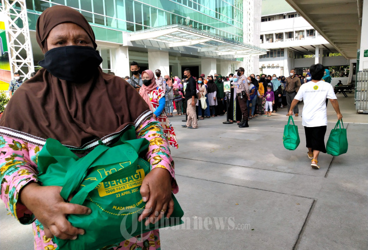 Unpar dan IKA Unpar Bagi 1.000 Paket Sembako Kepada Warga