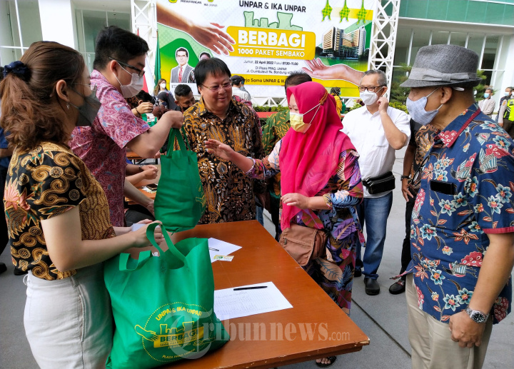 Unpar dan IKA Unpar Bagi 1.000 Paket Sembako Kepada Warga