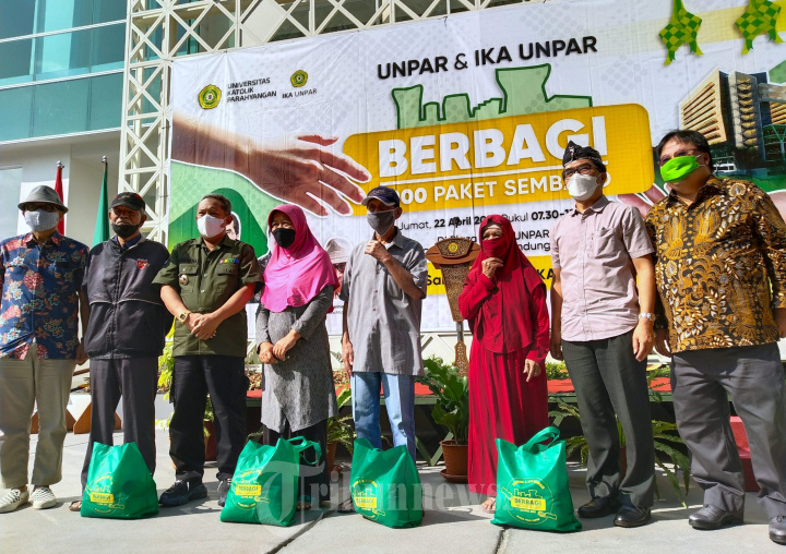 Unpar dan IKA Unpar Bagi 1.000 Paket Sembako Kepada Warga