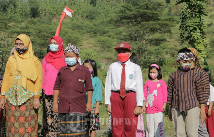 Upacara HUT Kemerdekaan RI Ke-76 Dengan Pakaian Adat Kampung Jaw
