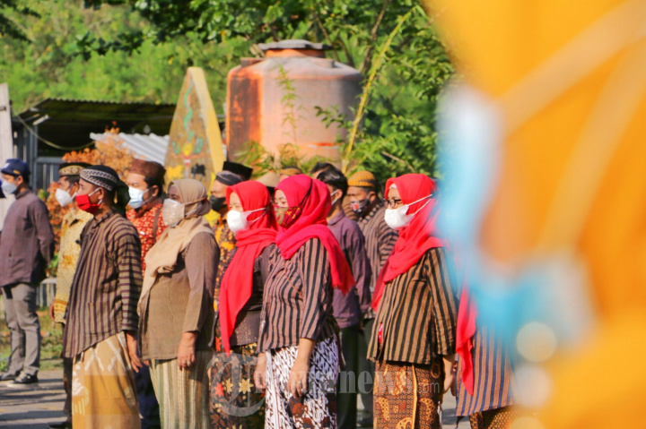 Upacara HUT Kemerdekaan RI Ke-76 Dengan Pakaian Adat Kampung Jaw