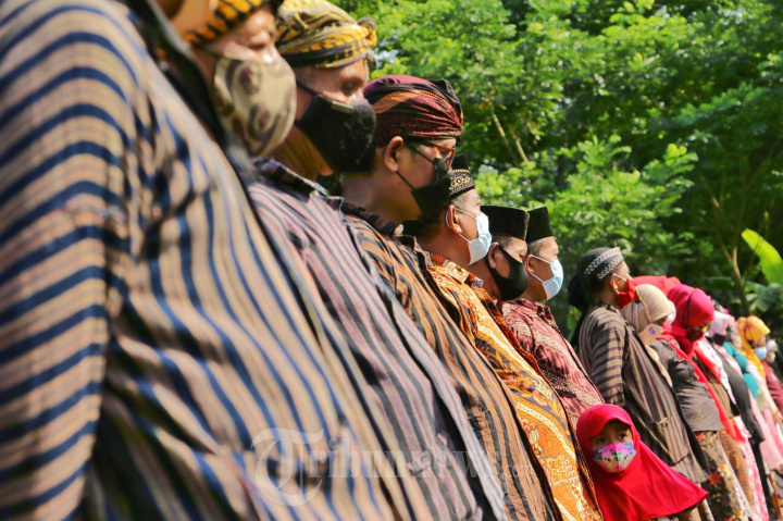 Upacara HUT Kemerdekaan RI Ke-76 Dengan Pakaian Adat Kampung Jaw