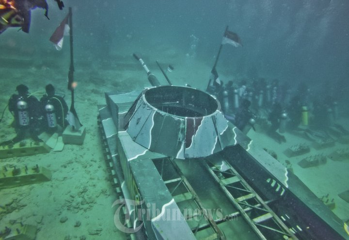 Upacara HUT RI ke-70 Bawah Laut Aceh