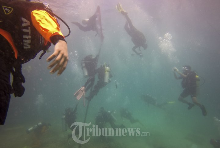 Upacara HUT RI ke-70 Bawah Laut Aceh