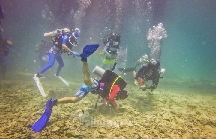 Upacara HUT RI ke-70 Bawah Laut Aceh