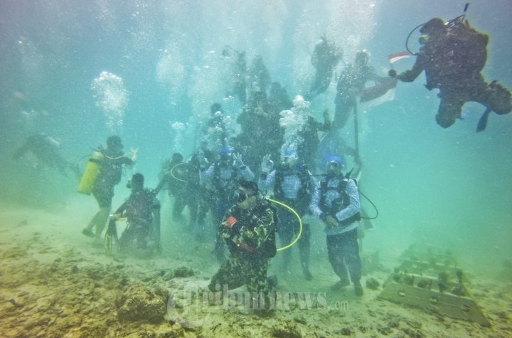 Upacara HUT RI ke-70 Bawah Laut Aceh